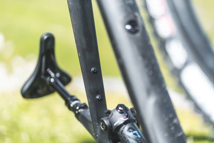 Unter dem Oberrohr des Trail-Fullys von Cube sitzt ein Montagepunkt für ein Werkzeugset.