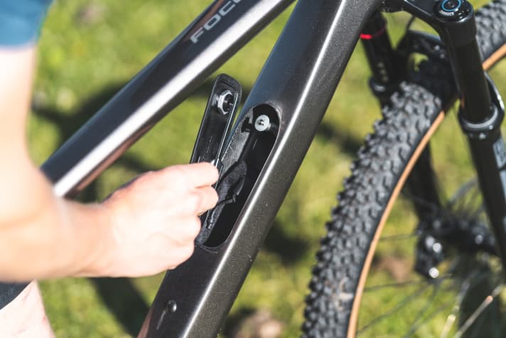 Auch das Staufach im Unterrohr passt gut zum Allround-Anspruch des neuen Focus Raven.