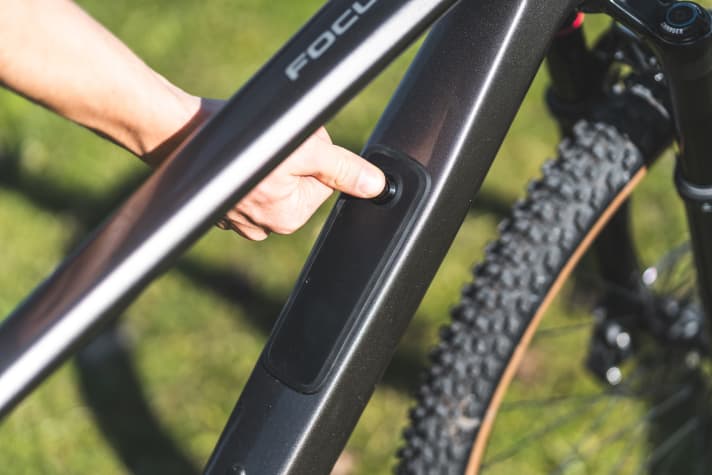 Thanks to the spring mechanism, the storage space in the down tube of the Focus Raven opens at the touch of a button.