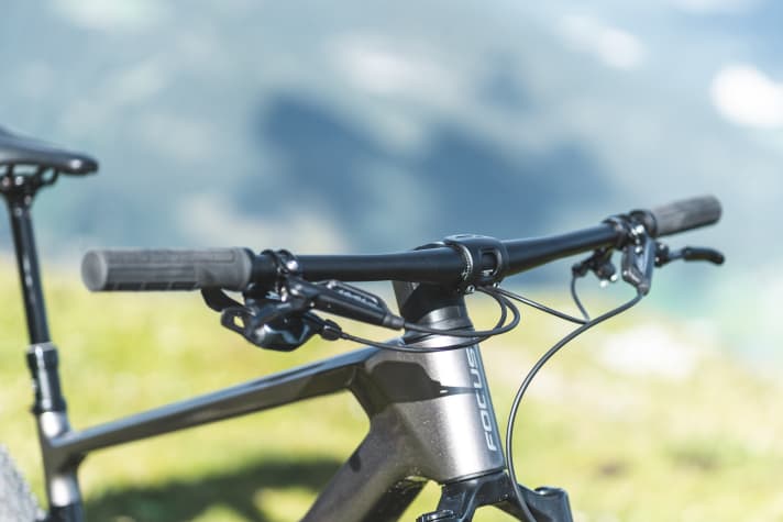 On the Focus Raven 8.9, the cables disappear through the stem into the frame.