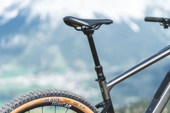 A telescopic seatpost with 150 millimetres of travel quickly moves the saddle of the Focus Raven 8.9 out of the way.