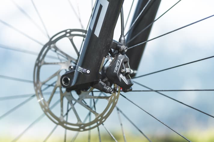 The weak Sram Level brakes fall short of the downhill potential of the Focus Raven 8.9.
