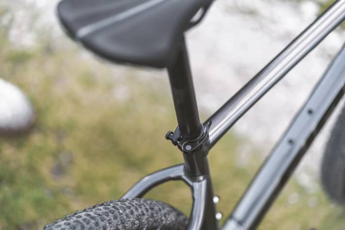 Thanks to the quick-release clamp, the rigid seatpost of the Giant XTC hardtail can fortunately be lowered quickly for the descent.