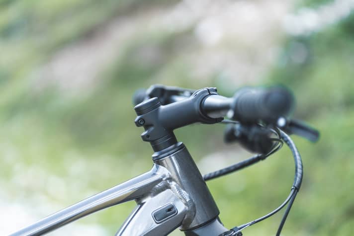 Für eine sportlichere Sitzposition im Anstieg drehten wir den Vorbau in die abgeflachte Stellung.