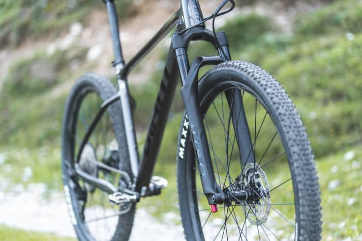 Die Giant-eigene Federgabel im XTC Hardtail schwächelt bei der Druckstufendämpfung.