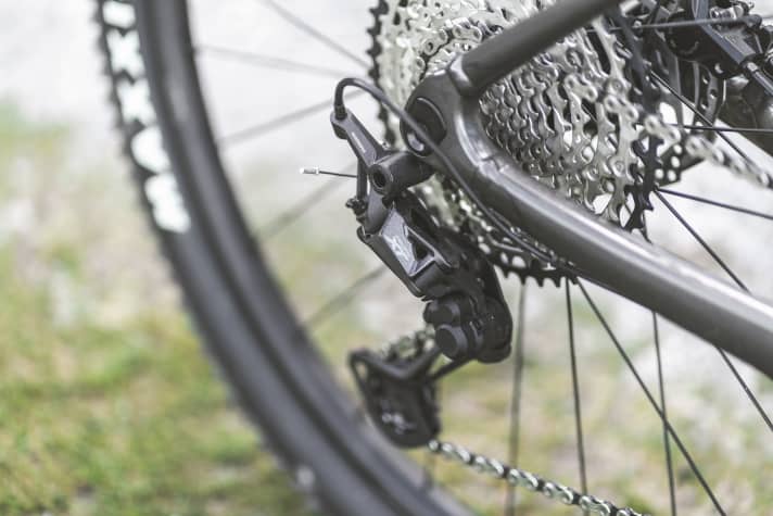 Conway gönnt dem RLC FS eine hochwertige Sram-XX1-Schaltung mit mechanischer Ansteuerung. Giant (im Bild) verbaut zwar einen Shimano-SLX-Schalthebel, stattet das XTC aber mit XT-Schaltwerk aus.