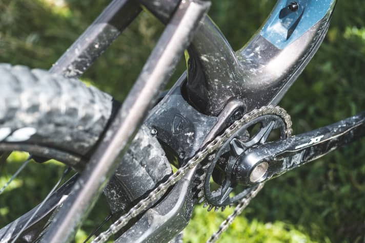 Ein kleiner Schützer bewahrt den Lager-Bereich des Rocky Mountain Fullys vor Dreckbeschuss.