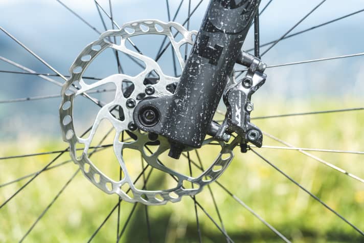 Vier gewinnt zum Ersten: Mit vier Kolben packen die Shimano XT Bremsen am Rocky Mountain Allmountain überaus kraftvoll zu. Auf langen Abfahrten aber liefen die 180er-Scheiben heiß.