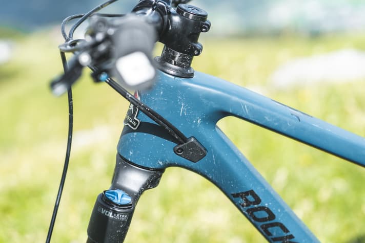 Am Rocky Mountain Instinct C70 werden die Leitungen am Rahmeneingang sauber geklemmt und klappern nicht.