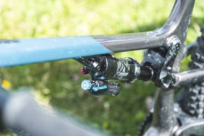 The highly adjustable Fox Performance Elite suspension components give the Rocky Mountain Instinct a suspension system that performs well in all situations.