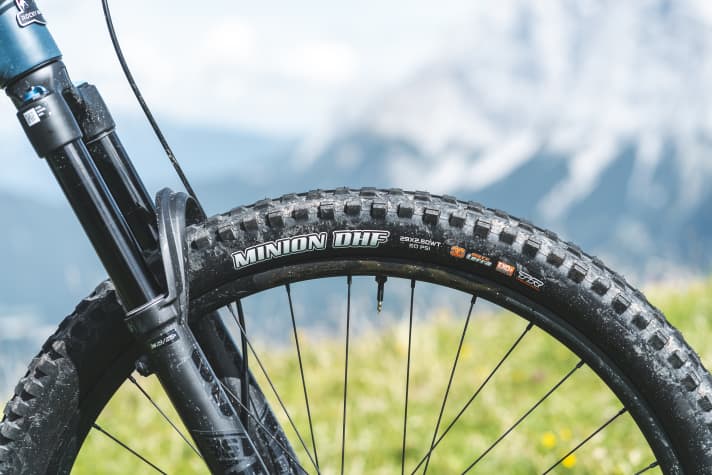 An der Front des Rocky Mountain Instinct C70 sorgt der weiche Maxxis DHF Reifen für eine gute Führung.