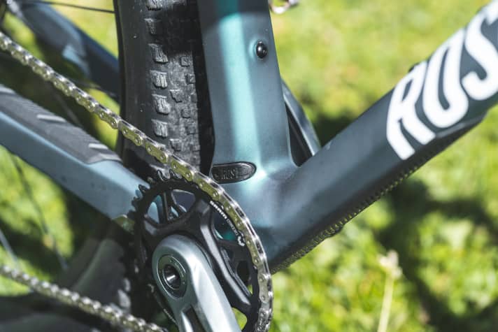 Grundlage für das niedrige Gewicht des Rose PDQ legt ein leichter Carbonrahmen mit cleveren Details, wie der hinter einer Abdeckung versteckten Aufnahme für eine Kettenführung.