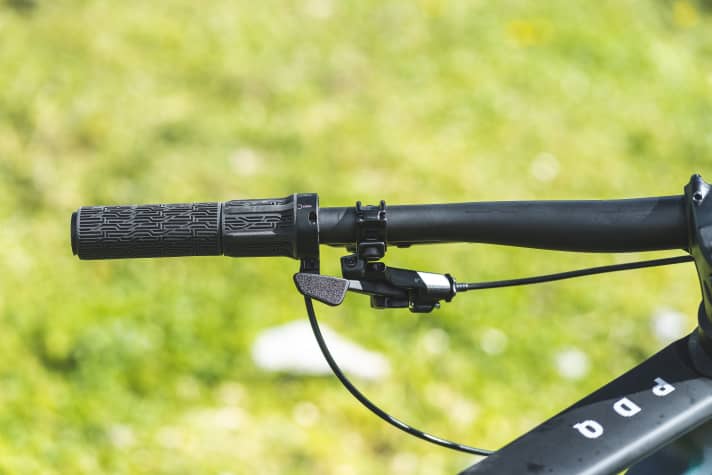 Der griffige Hebel am Cockpit des Rose PDQ ist top. Die Teles­kopstütze keucht beim Ein- sowie Ausfahren allerdings und läuft rau in ihren Buchsen.