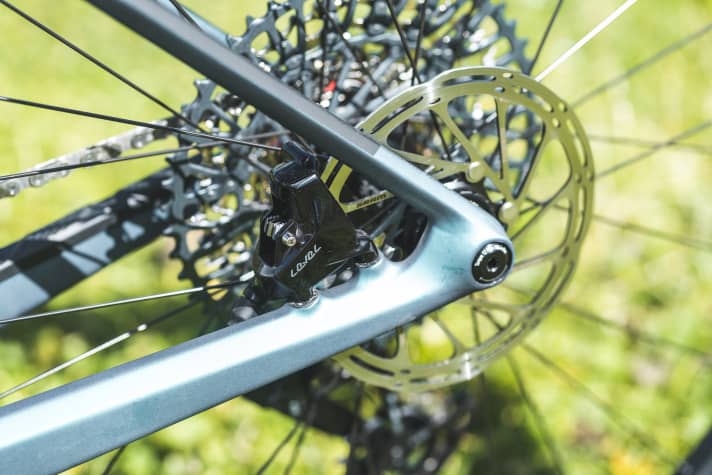 Rose installs 2 Sram-Level brakes with flat-mount brake callipers and a 160 mm rear brake disc on the PDQ. Unfortunately, the stoppers have little power.