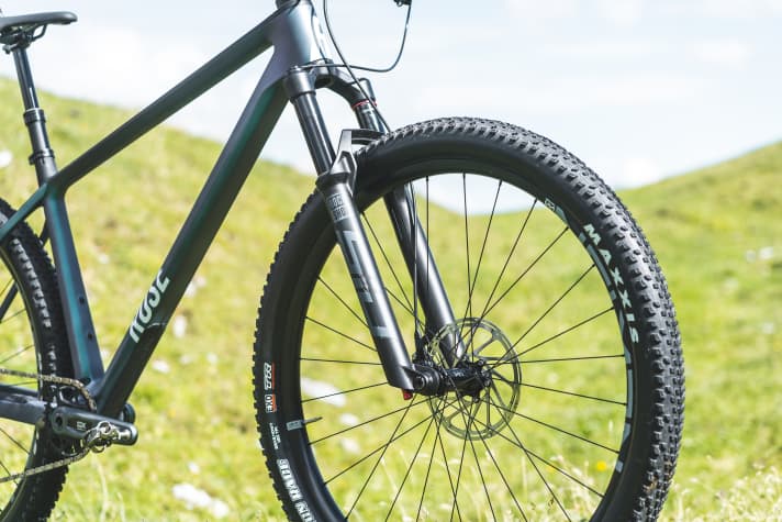 Am Rose PDQ 2 stellt die neue Rockshox Sid 120 Millimeter Federweg zur Verfügung. Allerdings handelt es sich dabei um das günstigste Modell der Gabel.