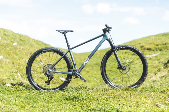 BIKE konnte das Rose PDQ 2 bereits testen und bescheinigt dem Carbon-Hardtail ein ausgezeichnetes Preis-Leistungsverhältnis.