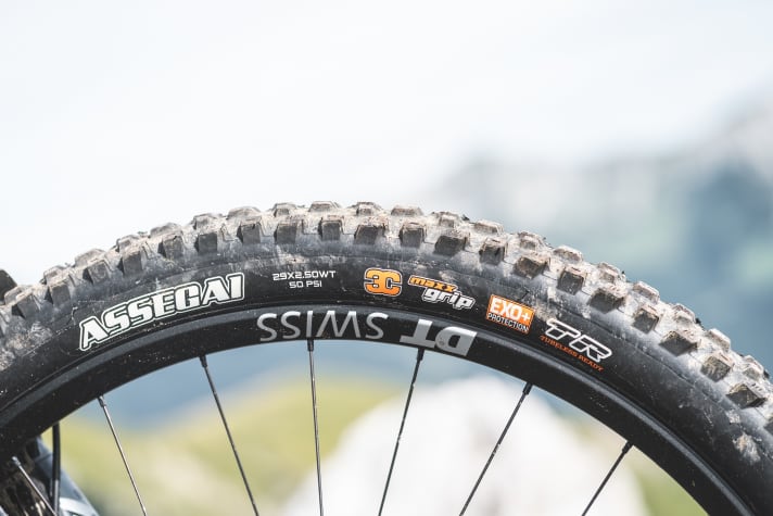 An der Front des Scor Enduros sorgt ein Maxxis Assegai in der weichen Maxx Grip Gummimischung und mit stabiler Exo+ Karkasse für Grip und Pannenschutz satt.
