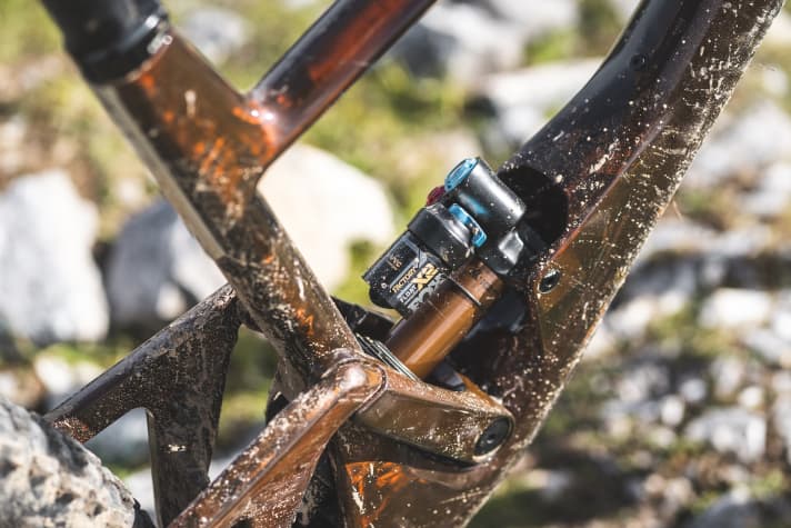 Der Fox Float X2 Factory Dämpfer entlockt dem Hinterbau des Scor 4060 LT GX eine beeindruckende Sensibilität.