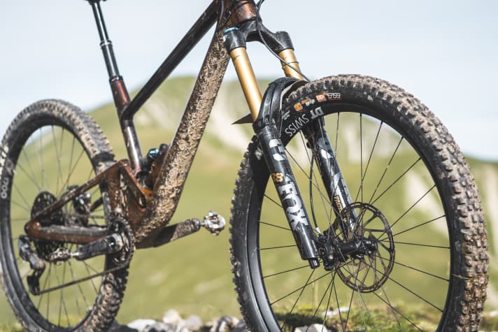 In Sachen Fahrwerk schöpft Scor aus den Vollen und gönnt dem 4060 LT Enduro ein Fox Factory Fahrwerk mit Kashima-Beschichtung.