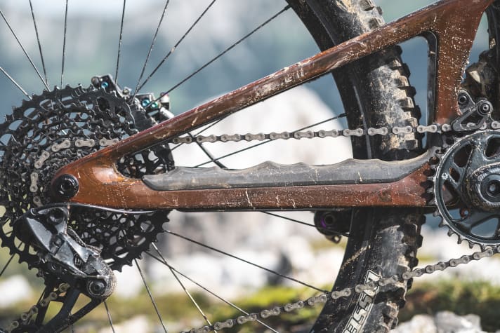 Nice detail: The profile of the chainstay protector is modelled on the "La Piste" jumpline on Lake Biel, not far from Scor's headquarters.