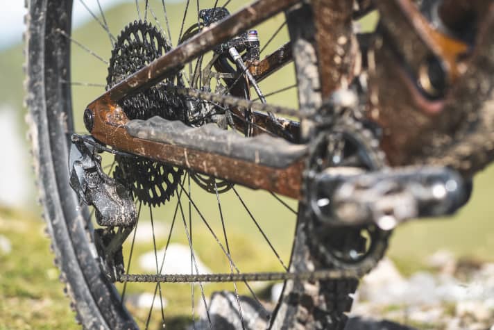 Scor saves on the Sram GX Eagle drivetrain. Although this does a good job, it is normally found on much cheaper bikes.