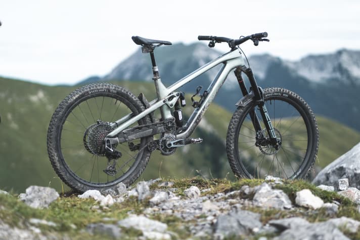 The Trek Slash 9.9 XO AXS T-Type (RRP 9999 euros) was available to us for the presentation of new products and initial tests. Weight: 15.97 kilos.