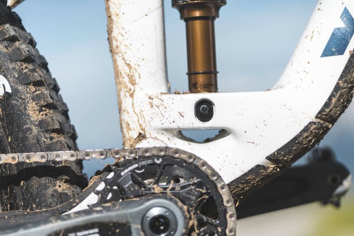 If you want to sacrifice some of the remarkable smoothness in favour of liveliness, you can adjust the steering angle half a degree steeper via a flip chip, raise the bottom bracket slightly and thus also shorten the wheelbase a little.