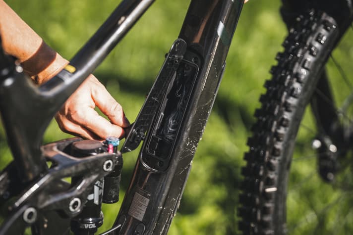 Sophisticated feature: a storage compartment is integrated into the down tube. A fabric bag ensures that nothing rattles during the ride.