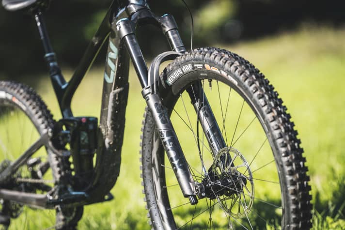 160 millimetres at the front is something you have to be able to handle in terms of power. The suspension elements on the Intrigue were therefore also tuned for lightweights at the factory.