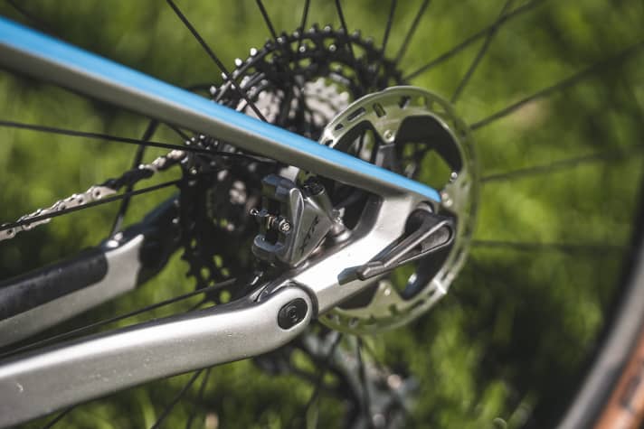 Die Shimano XTR Scheibenbremse mit Flatmount-Aufnahme am Hinterbau beschert dem Bulls Wild Edge eine hervorragende Bremskraft.