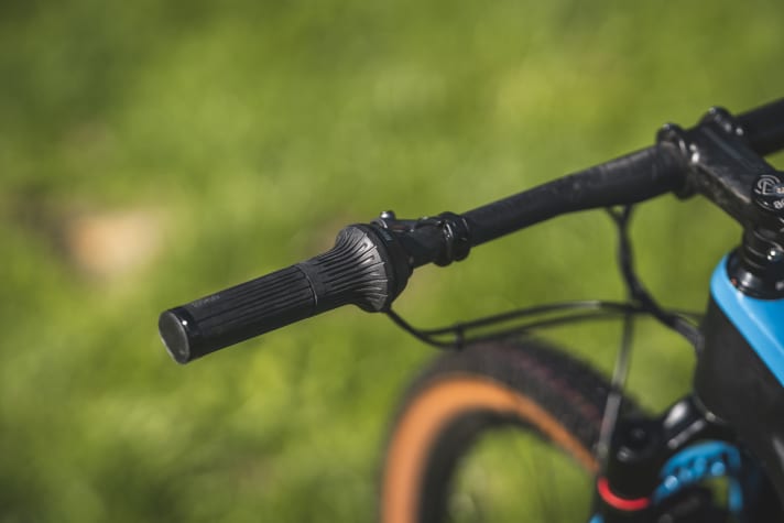 Der Drehgriff zum Sperren des Fahrwerks bietet am Bulls Wild Edge Team nur zwei Stufen. Für ein besseres Fahrverhalten auf abwechslungsreichen Untergründen hätten wir uns eine Mittelstellung gewünscht.