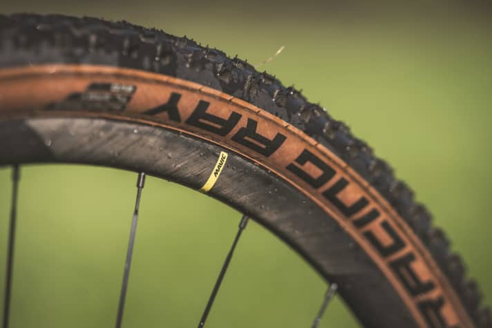 With a rim width of just 26 millimetres, the Mavic carbon wheels are not able to accommodate the narrow Schwalbe tyres of the Bulls Wild Edge Team.