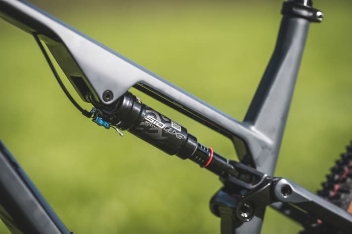 The Rockshox Sid Luxe shock skilfully controls the short travel of the Conway RLC FS 7.9.