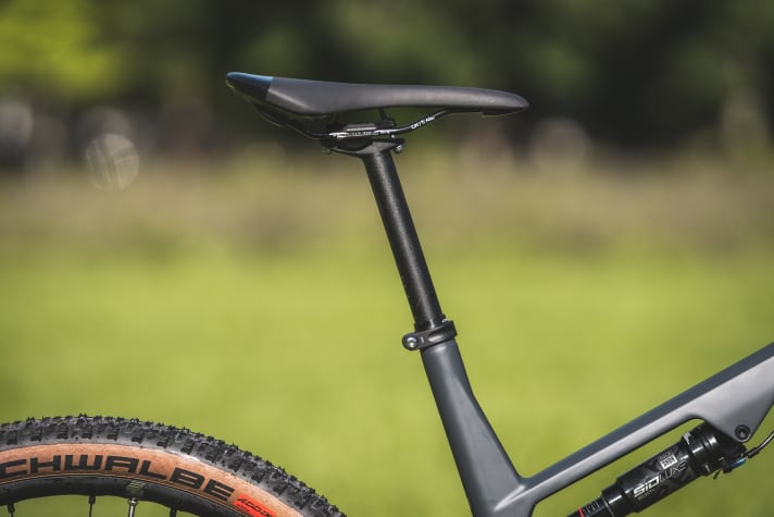 The rigid seat post of the Conway RLC FS 7.9 saves weight, but also limits the downhill fun. A questionable choice of equipment for the relatively heavy carbon frame.