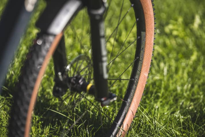 With an inner width of just 25 millimetres, the Mavic rims are not able to accommodate the Conway full-suspension bike's wide tyres. Such narrow rims can also be found on gravel bikes today. A rim width of 30 millimetres has become established in the MTB sector.