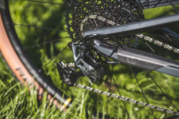 On the Conway RLC FS 7.9, a mechanical Sram XX1 Eagle drivetrain is responsible for changing gears.