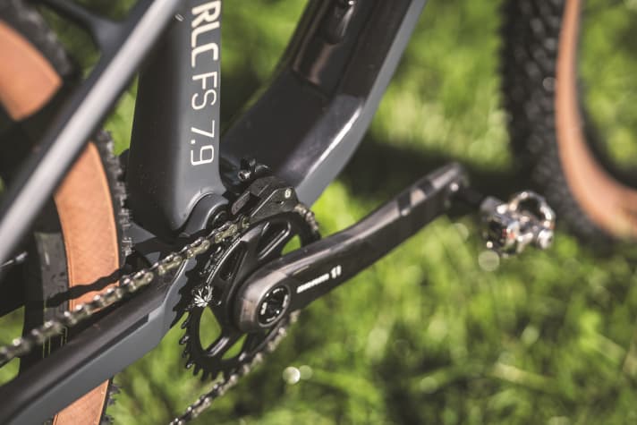 Despite the lightweight construction of other parts, the Conway Marathon-Fully does not dispense with a solid chain guide.