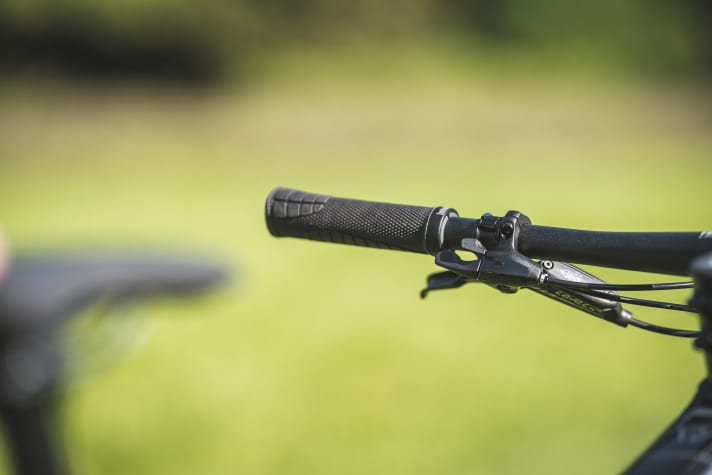 Mittels Lenkerremote lassen sich am Conway RLC FS Gabel und Dämpfer gleichzeitig blockieren.