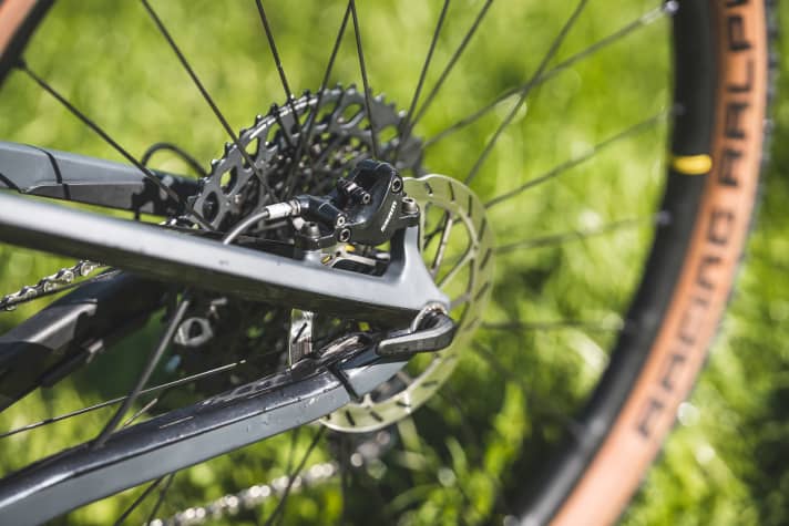 Axles with quick-release levers are rarely seen on sporty, lightweight race bikes. On the Conway RLC FS, they are just one of the features with added everyday value.