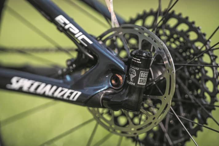 Federung mit Köpfchen: Hinter dem Ausfallende des Specialized Epic Comp sitzt ein Ausgleichsbehälter, an dem sich der Einfluss der Brain-Technologie regulieren lässt.