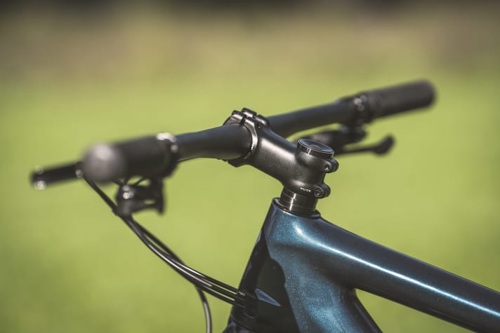 Für eine entspannte Sitzposition sorgt am Specialized Epic Comp das hohe Cockpit. Racer werden den Vorbau umdrehen wollen.