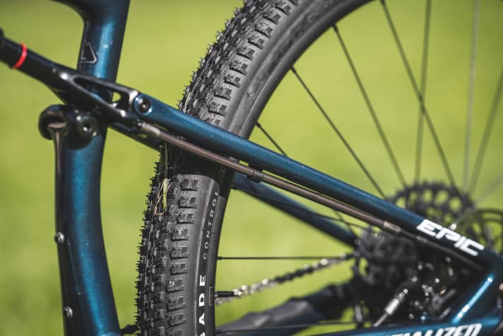 The shock and inertia valve on the Specialized Epic Comp are connected by an inconspicuously integrated hydraulic line.
