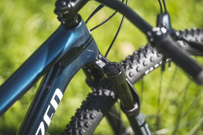 Specialized verbaut am Epic Comp die günstigste Version der Rockshox Sid Federgabel und verzichtet auf einen Lenker-Remote.