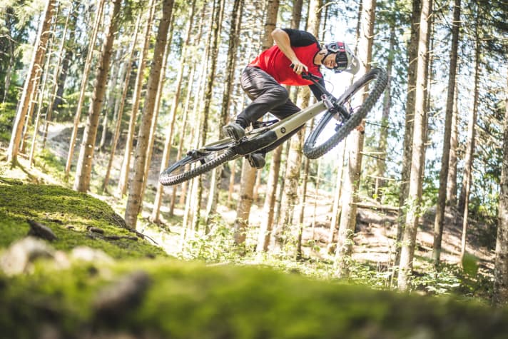 “Fährt sich fast besser, als mein Enduro ohne Motor”, resümiert Testfahrer Nic Dörpholz, der privat kaum auf E-MTBs unterwegs ist.