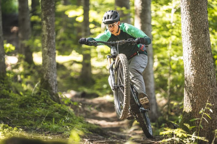 Spielen mit dem Gelände: Hier tun sich leichte E-MTBs definitiv leichter.