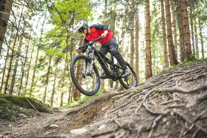 The sensitive suspension greedily soaks up root carpets, while the Flyer Uproc Evo:X retains a pleasing amount of playfulness.