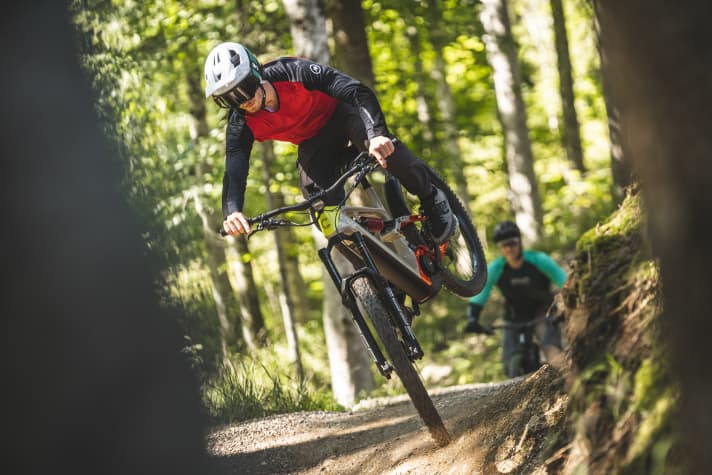 Flying inserts are part of the classic repertoire of an enduro bike. Weight doesn't just have disadvantages here, as we found out in the "Light vs. Power" system comparison.