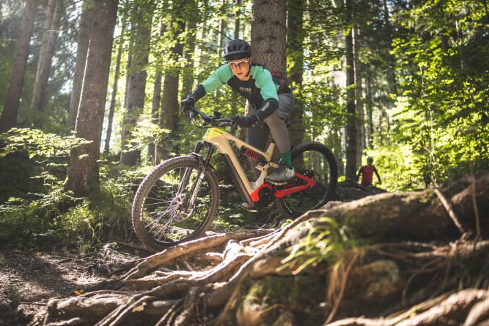 Ride like on rails: When it comes to safety and stability, fat E-Enduros have the upper hand.