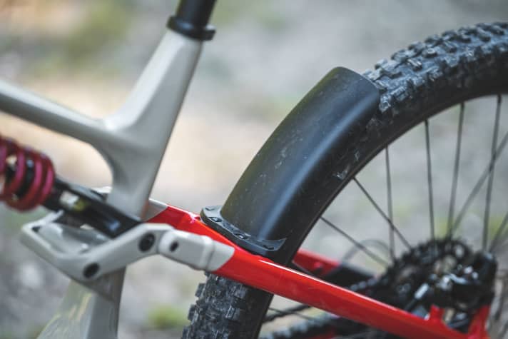 The main frame is made of carbon, the rear frame of aluminium. Standard fenders on the front and rear wheels give the bike a unique look.