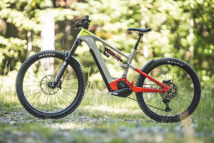 The Cannondale Moterra Neo LT 1 is a massive E-Enduro with 170/165 mm travel and MX wheel mix.
